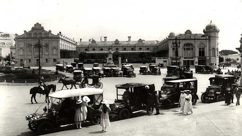  Very rare moving pictures of Bristol (UK) filmed 80 years ago. A world in which old cars, buses, lorries and motorcycles share the roads with trams and a surprising number of horses and carts&rsquo;s.